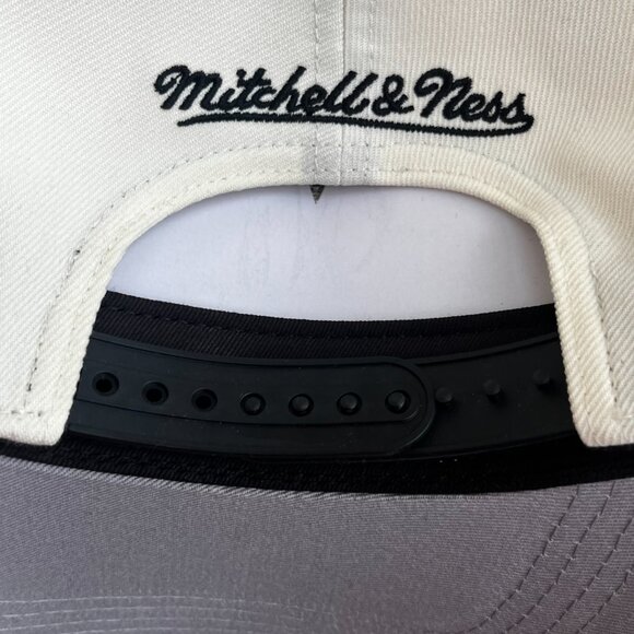 MITCHELL & NESS NEW YORK KNICKS METAILLIC GOLD LOGO PRO PINCH SNAPBACK HAT NEW - Picture 5 of 5